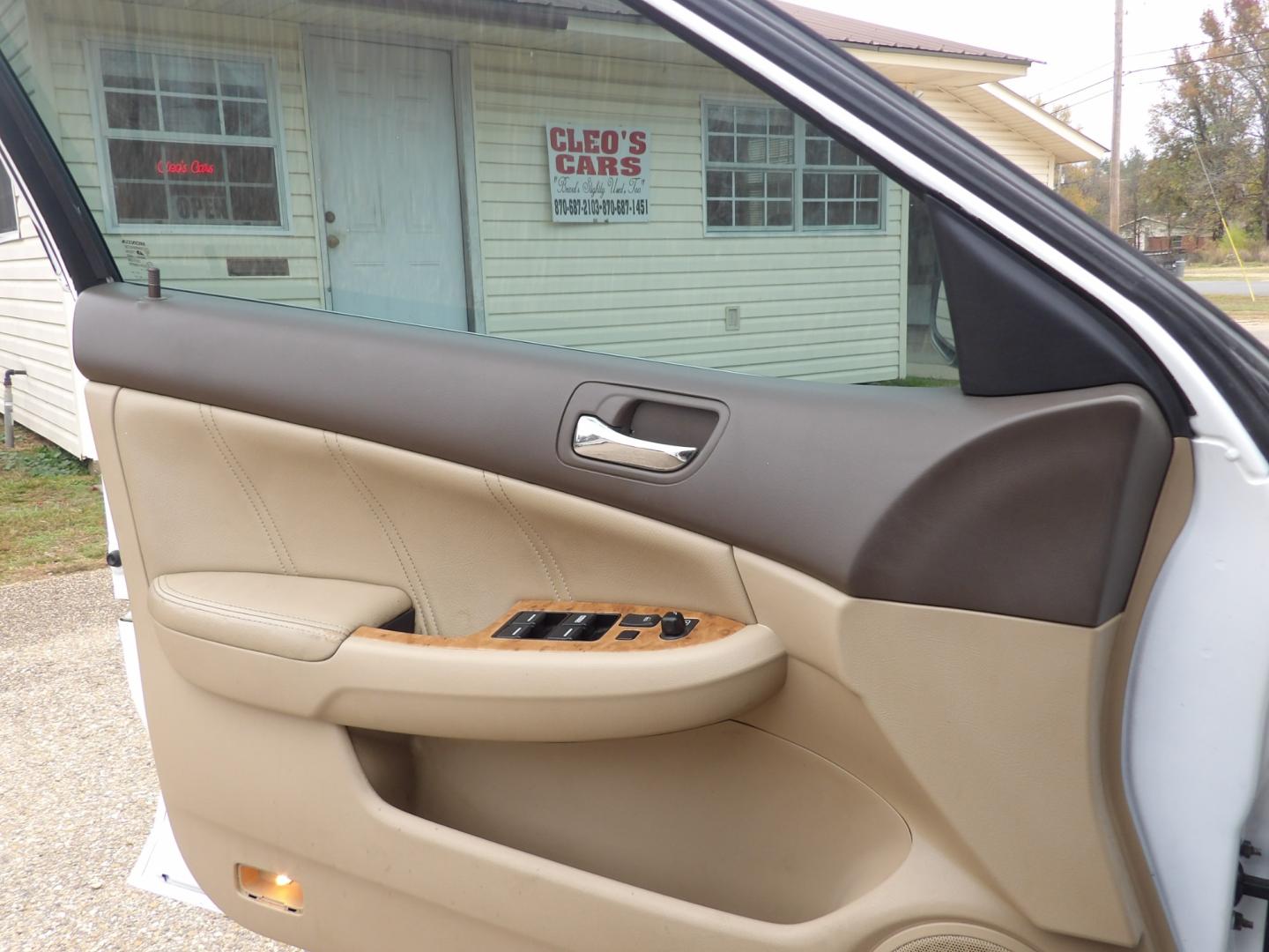 2004 Honda Accord EX-L (1HGCM56894A) with an 2.4L L4 DOHC 16V engine, automatic transmission, located at 401 First NE, Bearden, AR, 71720, (870) 687-3414, 33.726528, -92.611519 - Photo#5